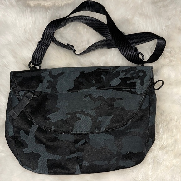 lululemon athletica Handbags - Rare festive Lululemon brand new crossbody cameo bag. Dark green.